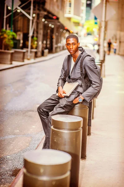 Seyahat, Ne okuyan genç Afro-Amerikan üniversite öğrencisi