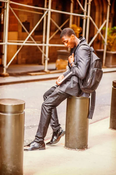 Нещасний молодий афроамериканець студент коледжу мислення на Строй — стокове фото