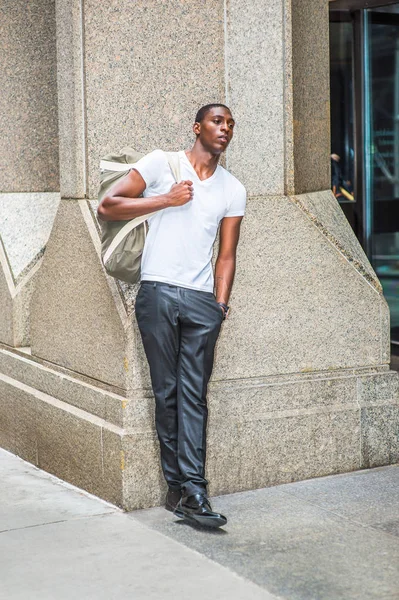 Genç Afro-Amerikan omuz çanta taşıyor, N seyahat adam