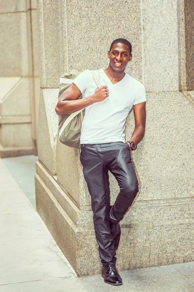 Happy young African American man carrying shoulder bag, travelin — Stock Photo, Image