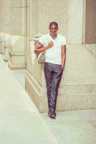 Joven hombre afroamericano llevando bolso de hombro, viajando en N — Foto de Stock