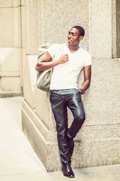 Щасливі молодий афроамериканець людиною перевозять плеча сумку, travelin — стокове фото