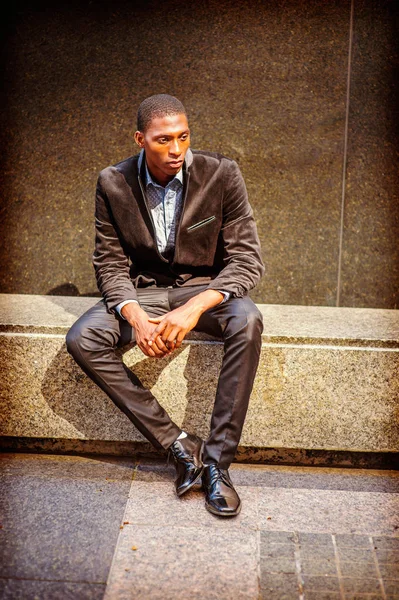 New York dışında genç Afrikalı-Amerikalı adam düşünme