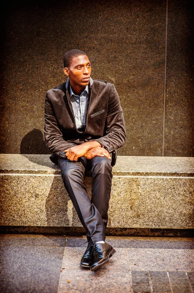 New York dışında genç Afrikalı-Amerikalı adam düşünme