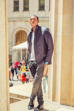 New York dışında genç Afrikalı-Amerikalı adam düşünme