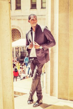 New York dışında genç Afrikalı-Amerikalı adam düşünme