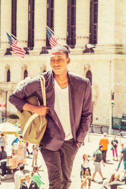 Genç Afro-Amerikan omuz çanta taşıyor, N seyahat adam