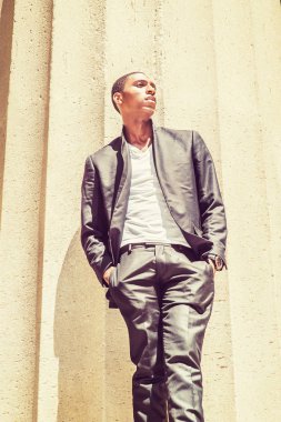 New York dışında genç Afrikalı-Amerikalı adam düşünme