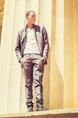 Genç Afrikalı-Amerikalı adam dışında düşünme New York'ta su altında