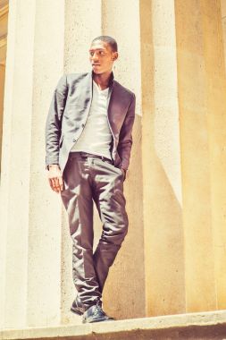 Genç Afrikalı-Amerikalı adam dışında düşünme New York'ta su altında