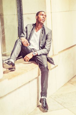 New York dışında genç Afrikalı-Amerikalı adam düşünme