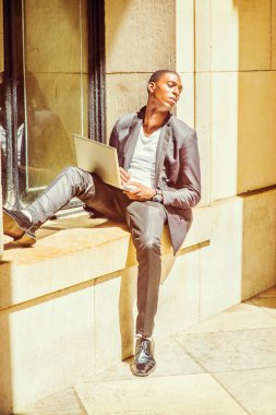 Genç Afro-Amerikan dışında ben dizüstü bilgisayarda okuyan adam