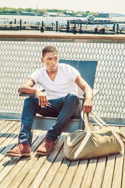 Genç Afro-Amerikan çanta taşıyor, New York b seyahat adam