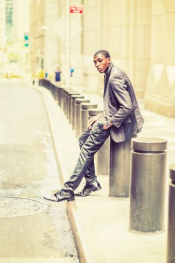 Young African American vintage New York'ta sokak üzerinde oturan adam