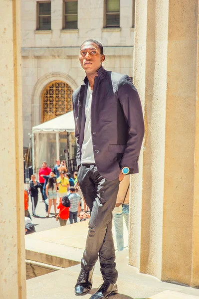 New York dışında genç Afrikalı-Amerikalı adam düşünme