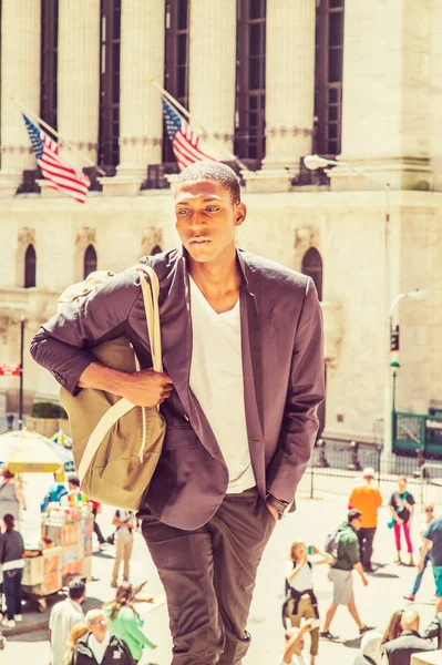 Joven hombre afroamericano llevando bolso de hombro, viajando en N — Foto de Stock