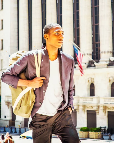 Joven hombre afroamericano llevando bolso de hombro, viajando en N — Foto de Stock