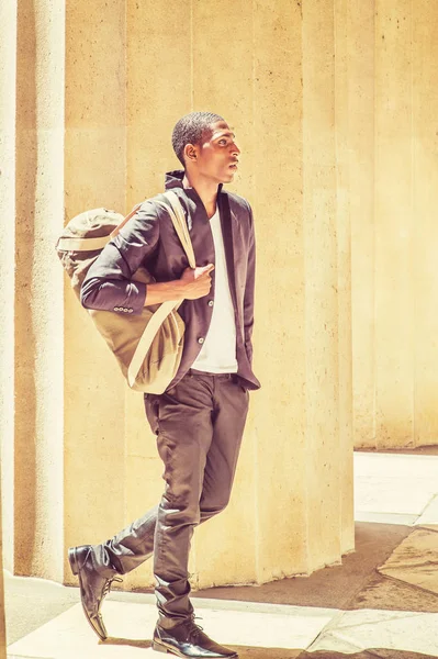 Joven hombre afroamericano llevando bolso de hombro, viajando en N — Foto de Stock