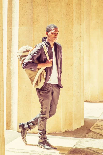 Giovane uomo afroamericano che trasporta borsa a tracolla, viaggiando in N — Foto Stock
