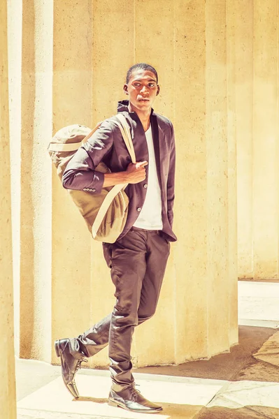 Joven hombre afroamericano llevando bolso de hombro, viajando en N — Foto de Stock