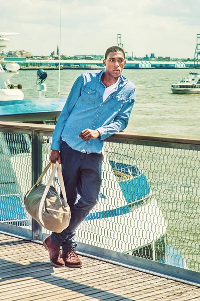 Joven hombre afroamericano llevando bolsa, viajando en Nueva York b — Foto de Stock