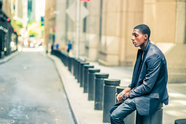 Joven afroamericano pensando afuera en la calle en New Yor — Foto de Stock