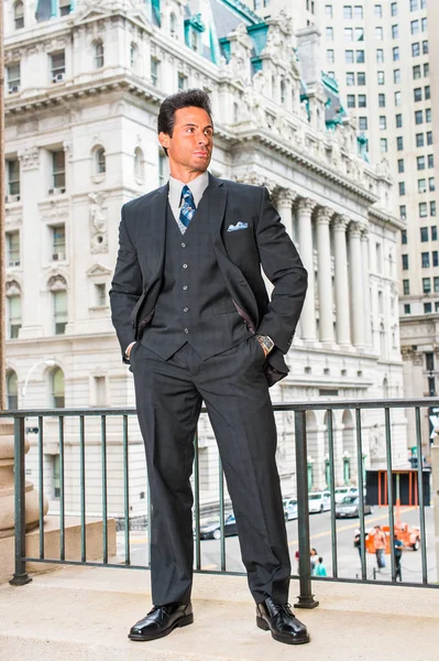 Portret przystojny średnim wieku amerykański biznesmen w Nowym Jorku — Zdjęcie stockowe
