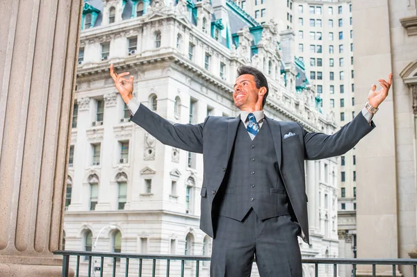 Retrato del apuesto hombre de negocios americano de mediana edad en Nueva York — Foto de Stock