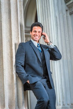 Orta yaş Amerikan dışında cep telefonuyla konuşan işadamı