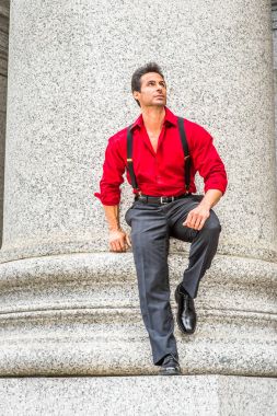 New York dışında orta yaş ABD'li iş adamı düşünme