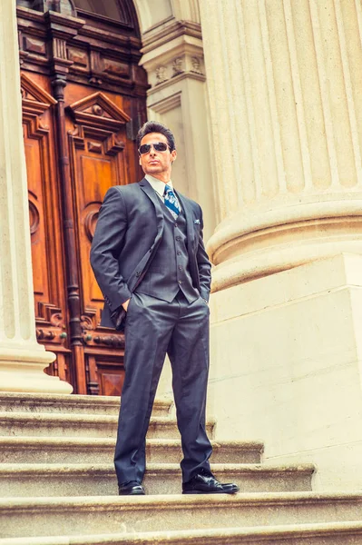 Edad Media hombre de negocios americano con gafas de sol, viajar, w — Foto de Stock