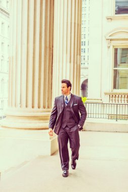 Orta yaş Amerikalı işadamı New York'ta çalışmak için yürüyüş