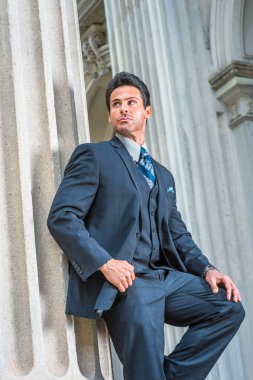 Vintage ofis dışında orta yaş Amerikalı işadamı duran 