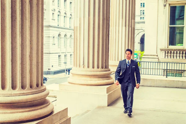 Edad Media Americano Empresario caminando a trabajar dentro de vintage o — Foto de Stock