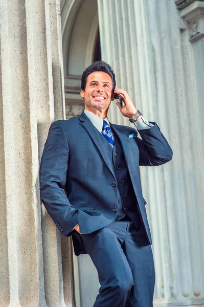 Exitoso hombre de negocios americano de la Edad Media hablando por teléfono celular — Foto de Stock