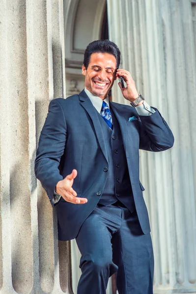 Exitoso hombre de negocios americano de la Edad Media hablando por teléfono celular — Foto de Stock