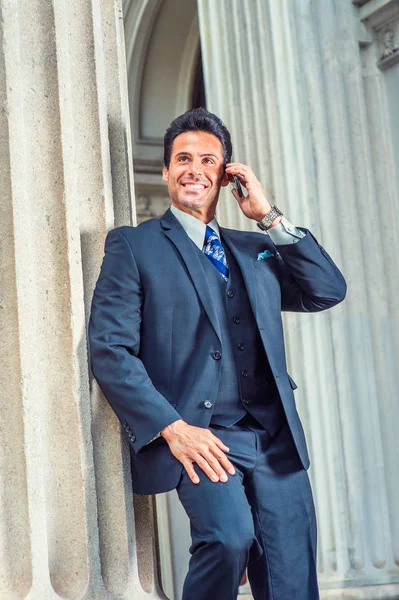Un om de afaceri american din Evul Mediu vorbind pe telefonul mobil — Fotografie, imagine de stoc