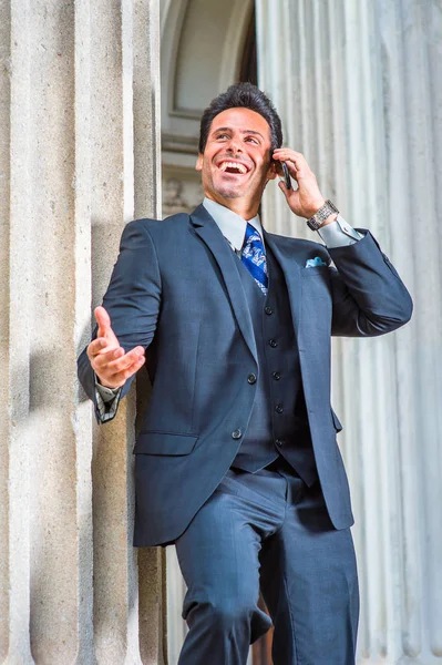 Exitoso hombre de negocios americano de la Edad Media hablando por teléfono celular — Foto de Stock