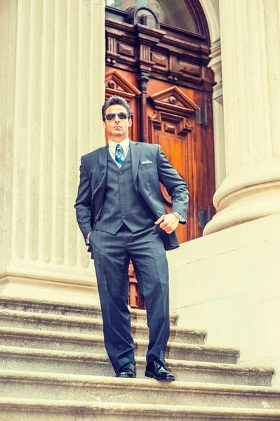 Edad Media hombre de negocios americano con gafas de sol, viajar, w — Foto de Stock