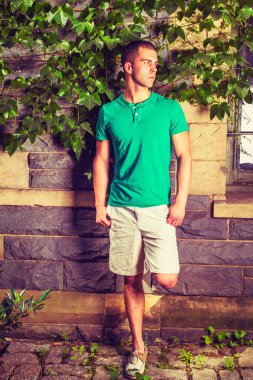 Genç Amerikalı seyahat, su New York'ta Park'ta rahatlatıcı adam