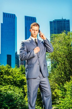 Genç Amerikalı işadamı konuşurken cep telefonu, seyahat, çalışma