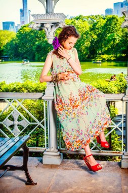 Genç Amerikalı kadın manifatura cep telefonuyla, seyahat, rahatlatıcı 