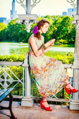 Genç Amerikalı kadın manifatura cep telefonuyla, seyahat, rahatlatıcı 