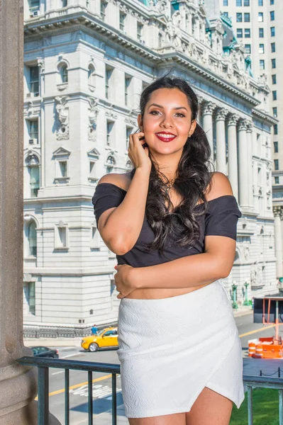 Счастливая студентка Американского женского колледжа стоит у винтажного офиса — стоковое фото