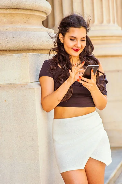 Νεαρός Αμερικανός θηλυκό κολέγιο φοιτητής γραπτών μηνυμάτων στο κινητό τηλέφωνο outs — Φωτογραφία Αρχείου