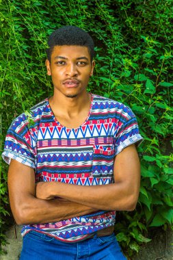 Genç Afro-Amerikan seyahat, Central Park'ta rahatlatıcı adam, 