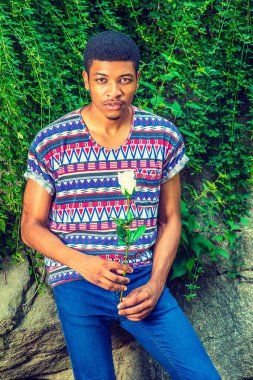 Genç Afrikalı-Amerikalı adam beyaz gül, düşünce ile eksik