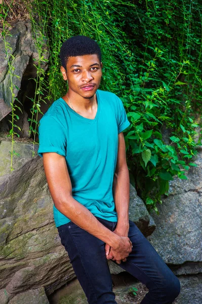 Young African American Man resor, avkopplande vid Central Park, — Stockfoto