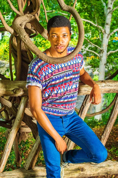 Young African American Man resor, avkopplande vid Central Park, — Stockfoto