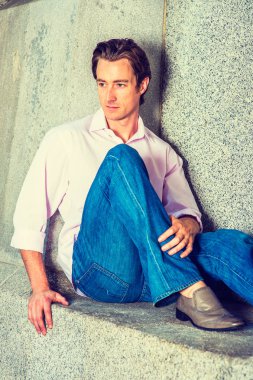 Dışında genç Amerikalı adam düşünme